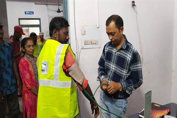 जनपद पंचायत महेश्वर में किया गया स्वच्छता मित्रों का स्वास्थ्य परीक्षण