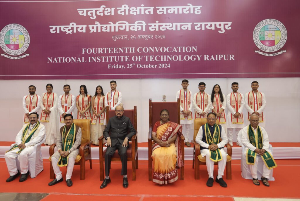 राष्ट्रपति द्रौपदी मुर्मु के हाथों इंजीनियरिंग के होनहार विद्यार्थियों को मिला स्वर्ण पदक