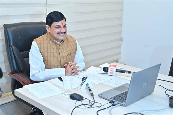 प्रदेश में खेल अधोसंरचना का निरंतर विकास हो रहा है : मुख्यमंत्री डॉ. यादव हमारे खिलाड़ी एशियाड और ओलंपिक में भी अवार्ड जीतेंगे देवास, उज्जैन, धार क्षेत्र को वृहद महानगर के रूप में विकसित किया जा रहा है "वन डिस्ट्रिक्ट - वन स्पोर्टस काम्पलेक्स" अन्तर्गत प्रदेश के सभी जिलों में बनेंगे खेल स्टेडियम मुख्यमंत्री डॉ. यादव ने नई दिल्ली से वर्चुअली देवास में किया सिंथेटिक एथेलेटिक ट्रैक का भूमि-पूजन कार्यक्रम को वीडियो कॉन्फ्रेंसिंग से किया संबोधित
