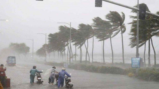 चक्रवाती तूफान की दस्तक, पूरे दक्षिण भारत में भारी बारिश की चेतावनी; स्कूल-कॉलेज बंद हैं