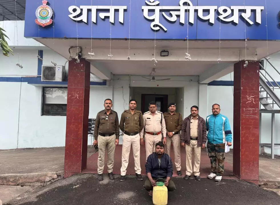सब्जी दुकान की आड़ में शराब बिक्री, पुलिस ने दबिश देकर व्यापारी को दबोचा रायगढ़। थाना प्रभारी पूंजीपथरा निरीक्षक राकेश मिश्रा के नेतृत्व में पूंजीपथरा