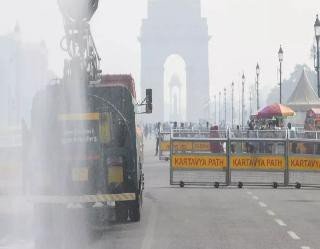 Delhi में प्रदूषण: ग्रेप-4 लागू करने, स्कूलों को बंद करने और ट्रकों की एंट्री पर रोक लगाने सहित