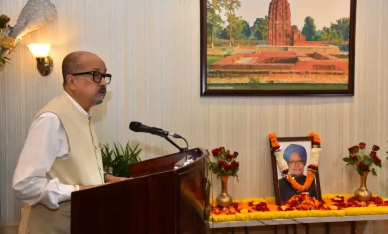 पूर्व PM डॉ. मनमोहन सिंह को राज्यपाल रमेन डेका द्वारा भावभीनी श्रद्धांजलि दी गई
