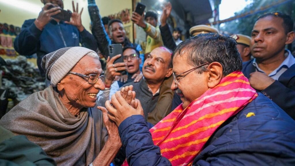 कैंडिडेट फाइनल, चरम पर प्रचार और ऐलान. दिल्ली में वक्त से तेज चल रहे केजरीवाल