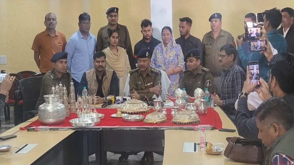 राजधानी के जैन मंदिर चोरी कांड का खुलासा: मंदिर में काम करने वाले मां और दो बेटे निकले चोर, 15 लाख का सामान बरामद