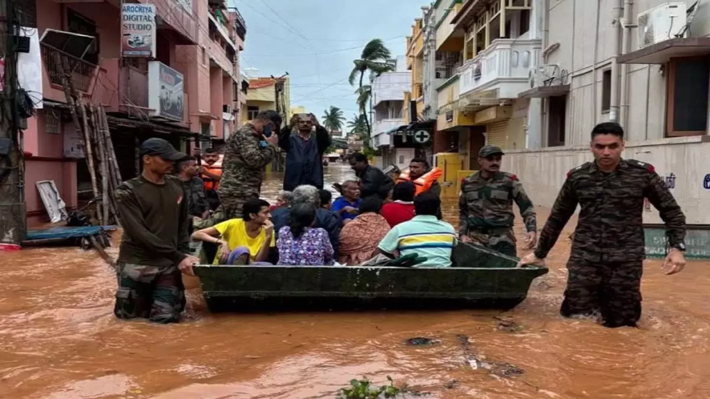 चक्रवात फेंगल: पुडुचेरी में सेना-NDRF का बचाव अभियान जारी, चेन्नई एयरपोर्ट खुला