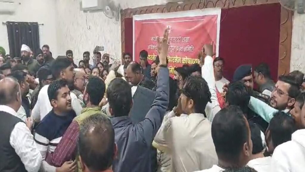 रेडक्रॉस सोसाइटी चुनाव के बीच भिड़े कांग्रेस और भाजपा कार्यकर्ता, कलेक्टर ने चुनाव किया निरस्त, देखें Video…