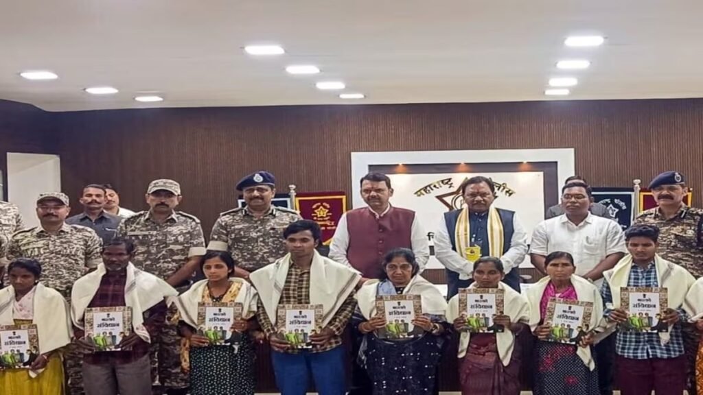 CM के सामने नक्सलियों का सरेंडर: 11 माओवादियों ने डाले हथियार, फडणवीस बोले- समाप्ति के करीब लाल आतंक