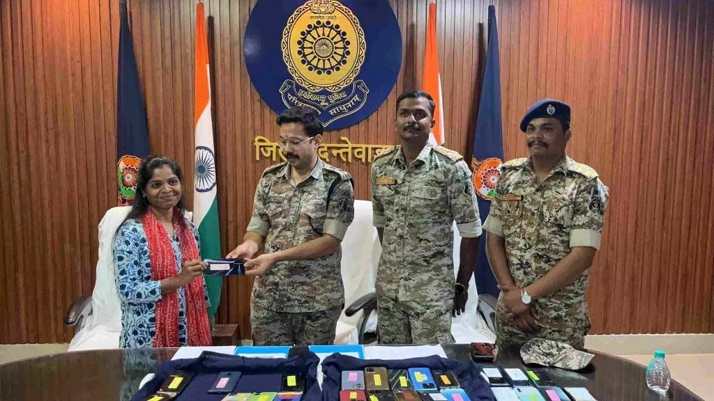 CG: SP ने गुम हुए मोबाइलों को उनके मालिकों को वापस लौटाया दंतेवाड़ा। नववर्ष 2025 के आगमन पर दंतेवाड़ा पुलिस ने आमजन को उनके