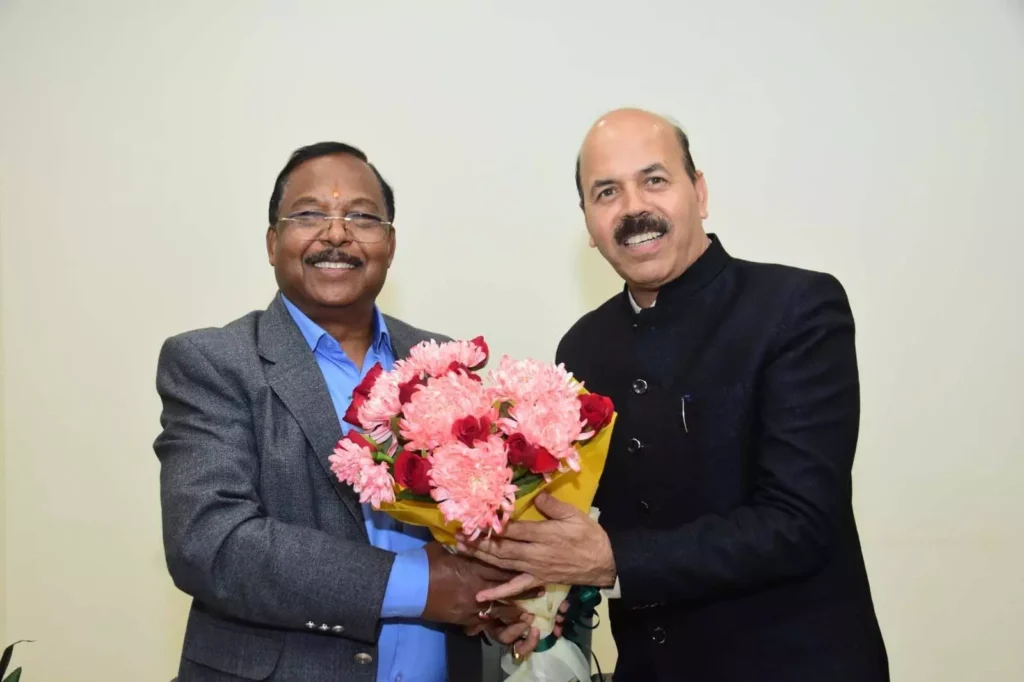 इंदिरा गांधी कृषि विश्वविद्यालय के कुलपति ने मंत्री नेताम से की सौजन्य भेंट