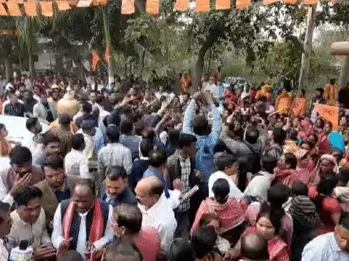 मंत्री राम विचार नेताम के काफिले के सामने खड़ी हुई सैकड़ों महिलाएं, बंधक बनाने की कोशिश