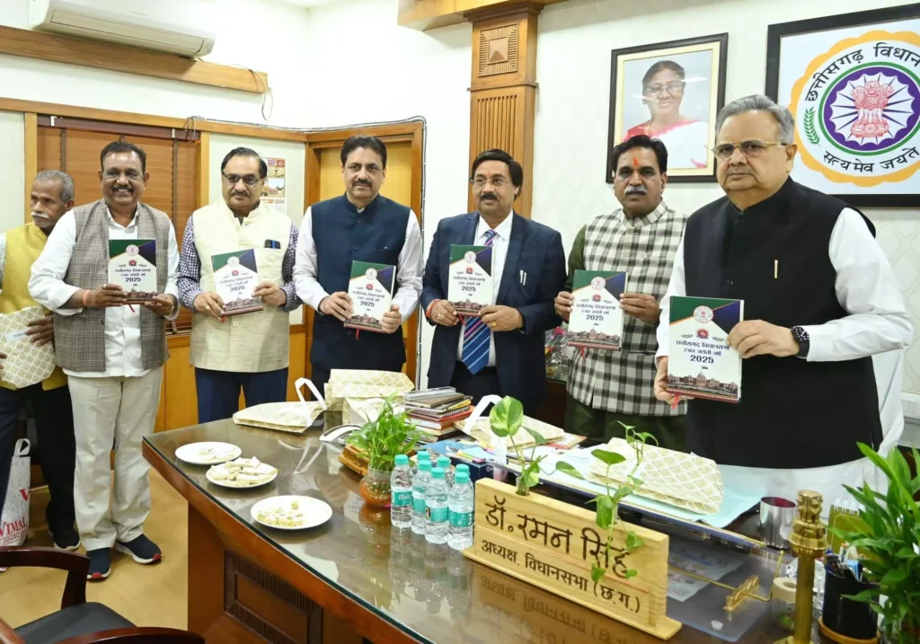 रमन सिंह-राजेश मूणत ने किया नूतन वर्ष 2025 के कैलेंडर का विमोचन