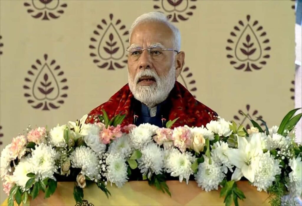 दिल्ली में पीएम मोदी का गरीबों को बड़ा तोहफा, झुग्गीवासियों के लिए 1,675 नए फ्लैट का किया उद्घाटन, सौंपी चाबी