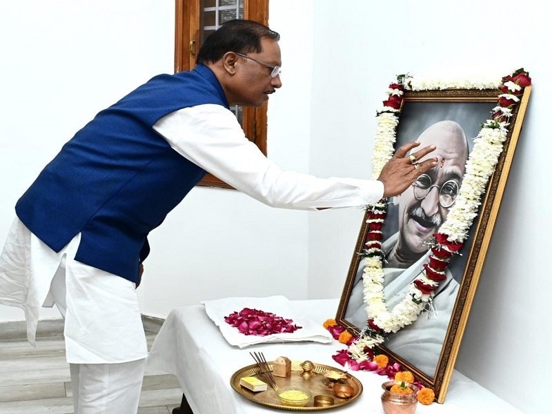 CM विष्णु देव साय ने महात्मा गांधी को किया श्रद्धांजलि अर्पित