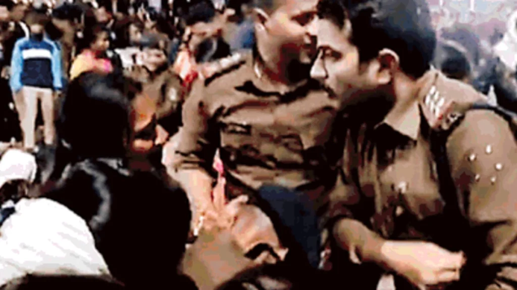 रायपुर में धरना दे रहे बर्खास्त शिक्षकों पर पुलिस ने लिया एक्शन