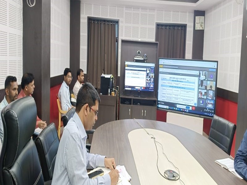 कलेक्टर ने ली साप्ताहिक समय सीमा की बैठक : दंतेवाड़ा