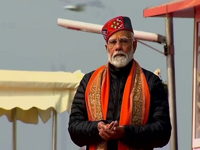 महाकुंभ : PM मोदी ने लगायी आस्था की डुबकी