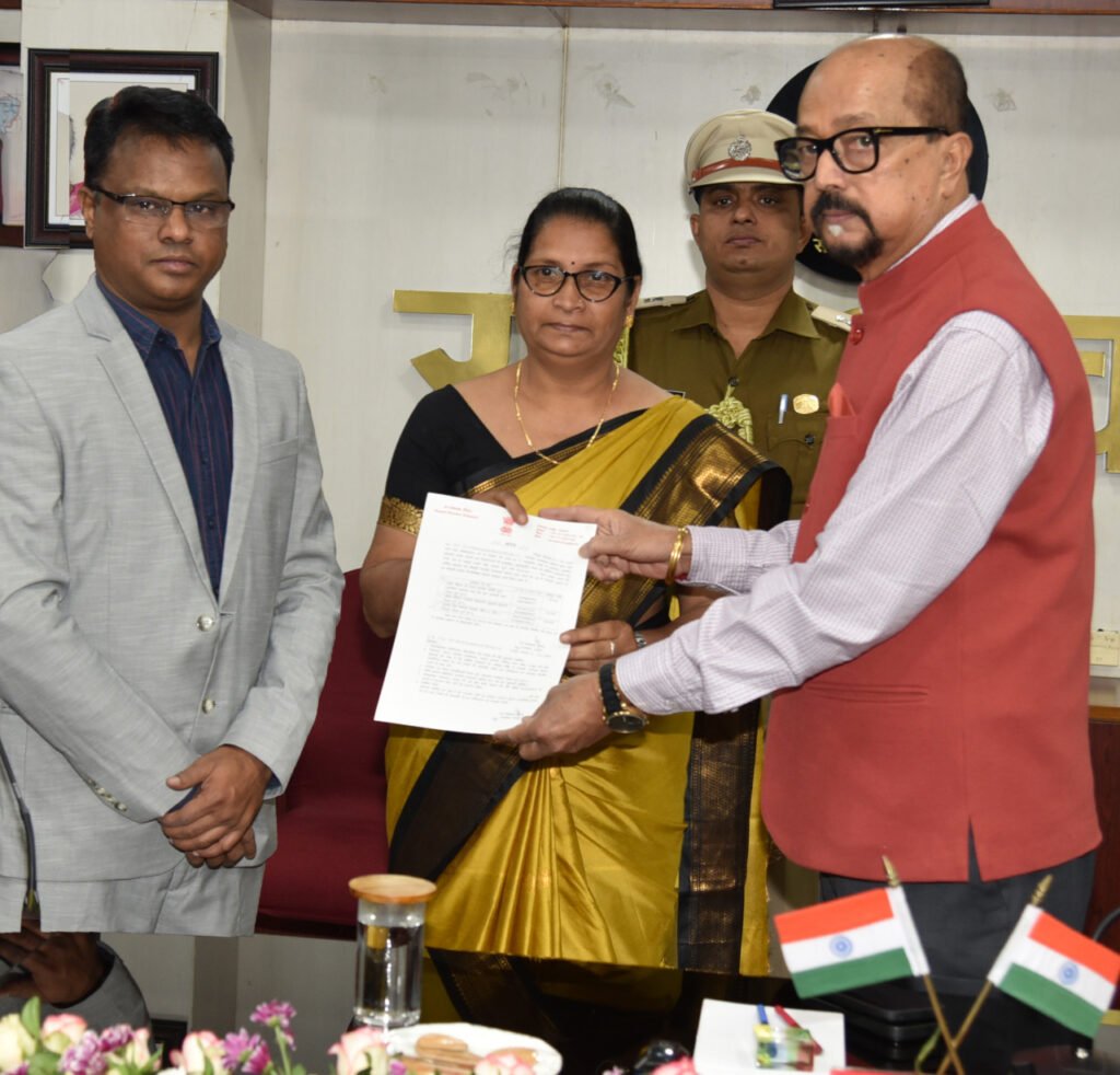 राज्यपाल ने की 15.31 लाख रुपये की स्वेच्छानुदान राशि प्रदान की।