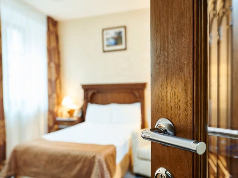 होटल में गुजारनी है रात, तो दरवाज़े पर फंसा दें तौलिया