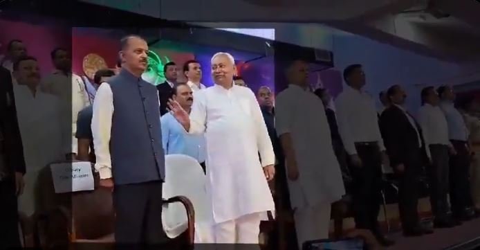 Viral video : राष्ट्रगान के दौरान नीतीश कुमार की हरकत से सियासत गरम