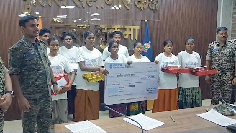 Surrender News : वेट्टी कन्नी समेत 9 नक्सलियों ने किया आत्मसमर्पण, 6 महिला नक्सली भी हैं शामिल