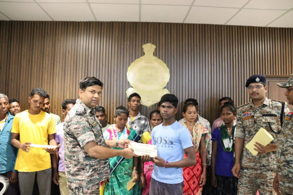 हथियार के साथ आत्मसमर्पण करने वाले नक्सलियों को मिलेंगे लाखों रूपए