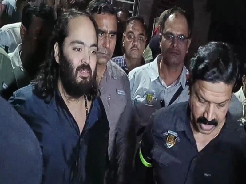 अनंत अंबानी की अनूठी पहल: पैदल यात्रा के दौरान खरीदी 250 मुर्गियां