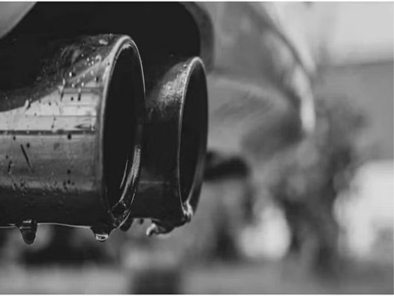 कार के साइलेंसर से क्यों निकलता है पानी ?