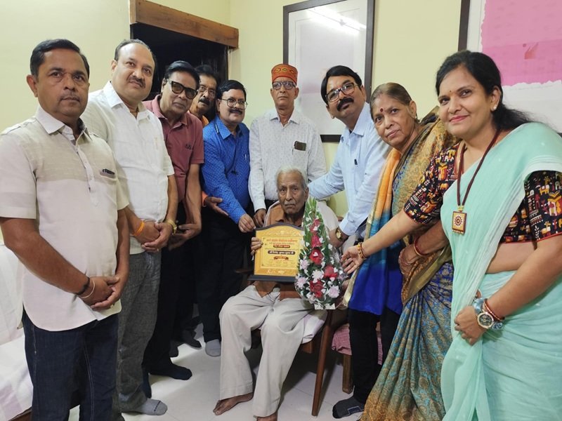 वर्ल्ड ब्राह्मण फेडरेशन ने विनोद कुमार शुक्ल को किया सम्मानित