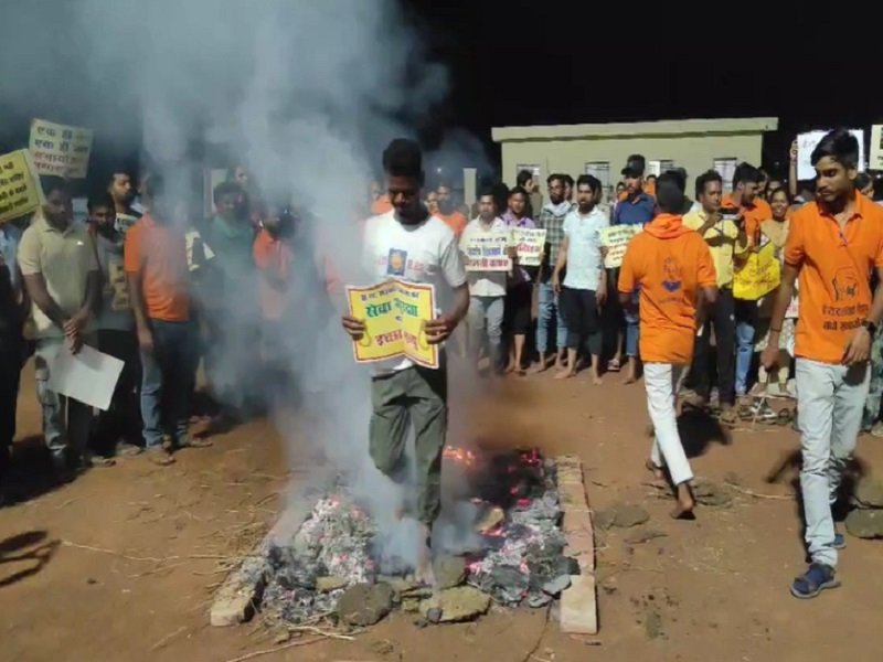 युवा रोजगार के लिए अंगारों पर चलने को मजबूर