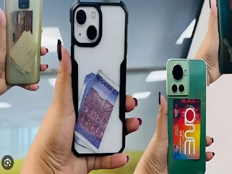 सावधान! अगर फ़ोन के कवर में रखे है नोट या कार्ड, हो सकता है बड़ा नुकसान