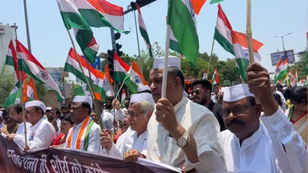 रायपुर की सड़कों पर गूंजा देशभक्ति का जोश! कांग्रेस की तिरंगा यात्रा में भारतीय सेना को किया गया सलाम