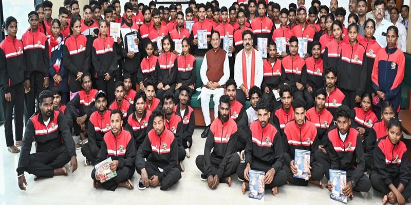 खूब पढ़ें और आगे बढ़ें, सरकार आपके साथ है- मुख्यमंत्री