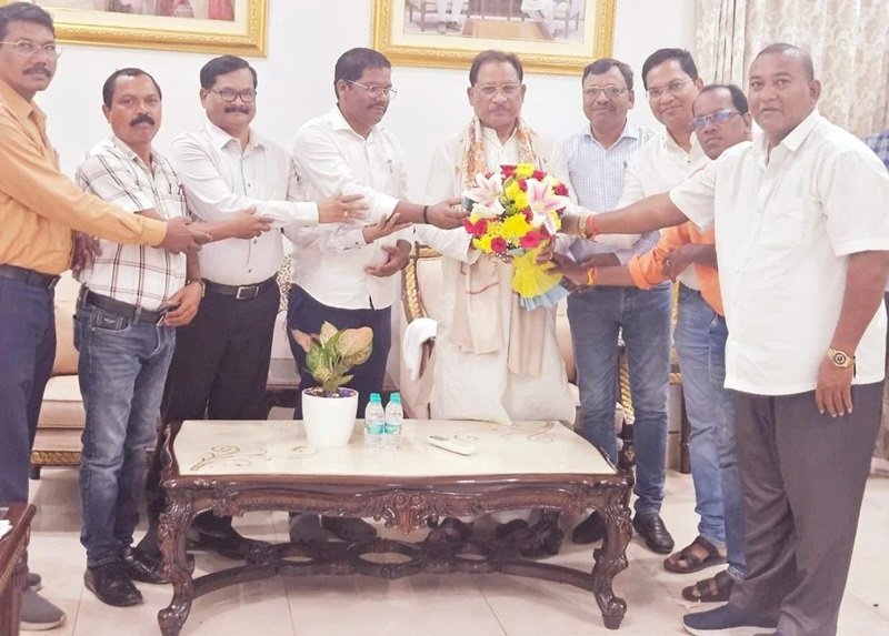 CM साय को कंवर समाज ने दी बधाई एवं करमा तिहार के लिए आमंत्रण