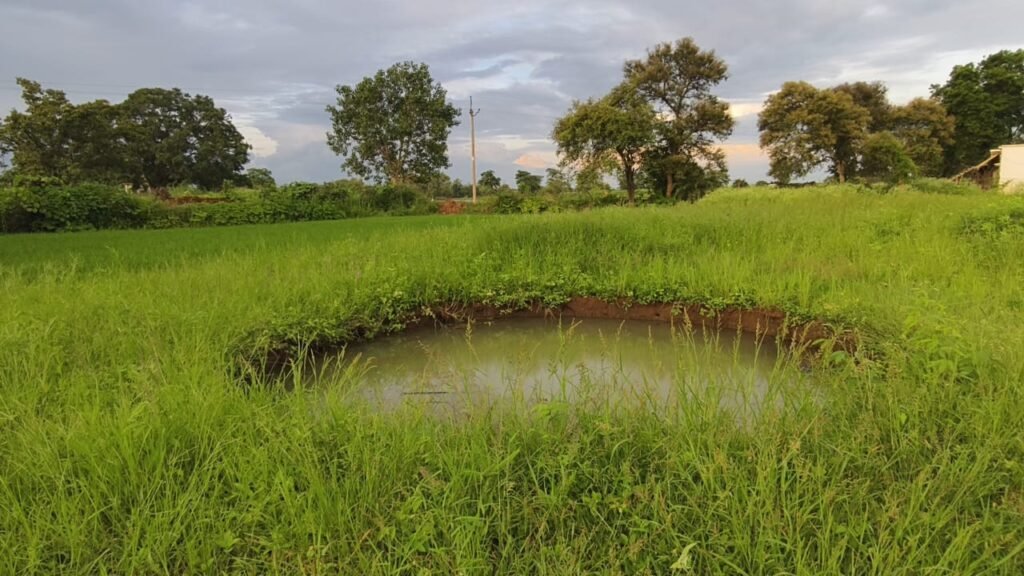 खेत में अचानक हुआ गड्ढा, घटना के एक महीने बाद भी नहीं हुई जाँच
