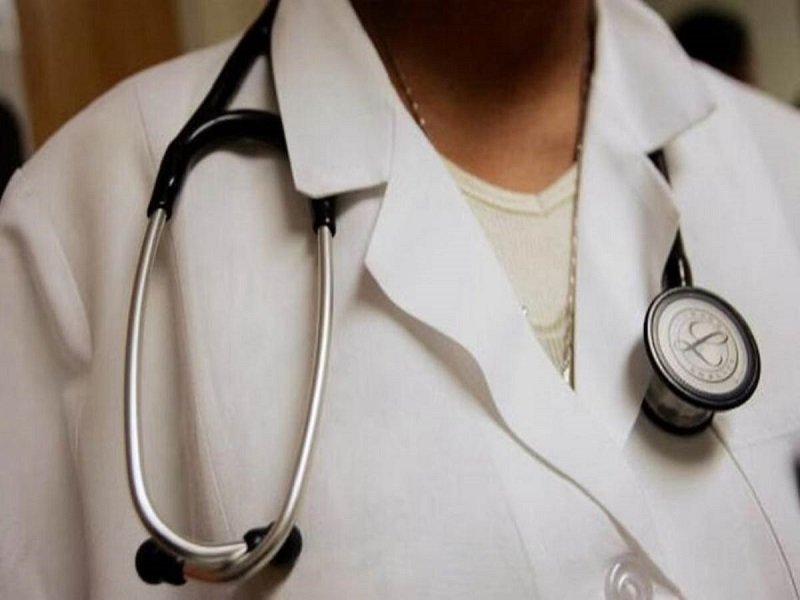 डॉक्टर की शर्मनाक करतूत, चेकअप करने के बहाने गलत तरीके से लगाया हाथ