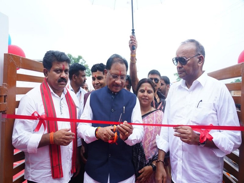 मुख्यमंत्री ने धमतरी के करेली बड़ी से 51 महतारी सदनों का किया लोकार्पण