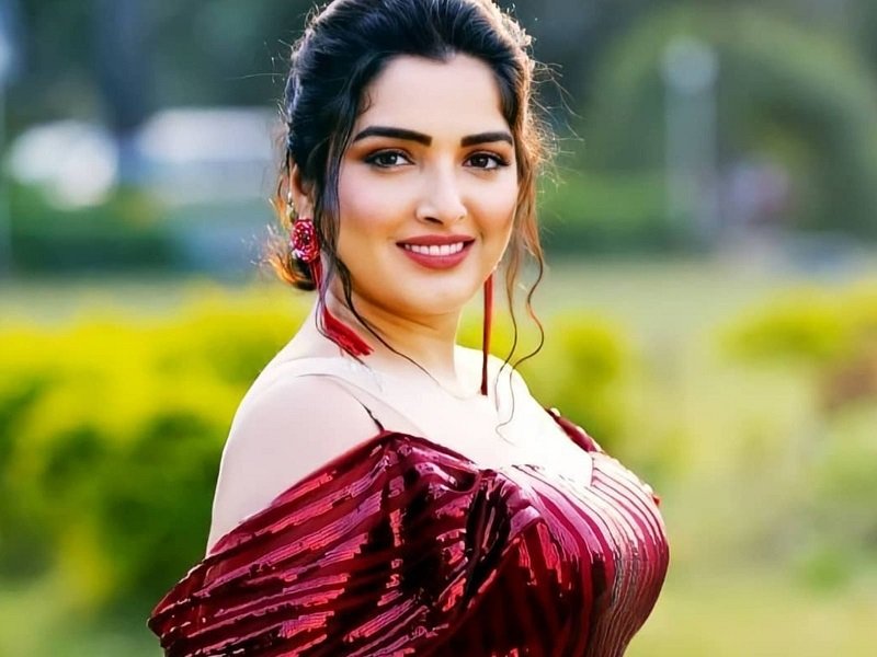 भोजपुरी एक्ट्रेस आम्रपाली के उम्र के साथ Wikipedia ने किया झोल