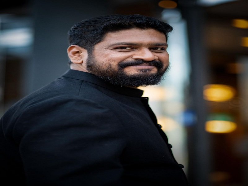 इरफ़ान खान के साथ स्क्रीन शेयर कर चुके है ओम राउत