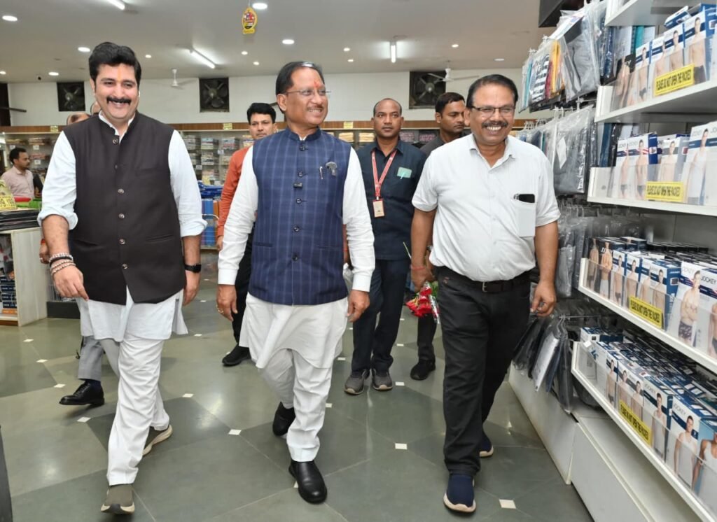 आम आदमी की तरह आज शॉपिंग पर “शुभम के मार्ट” पहुंचे प्रदेश के मुखिया