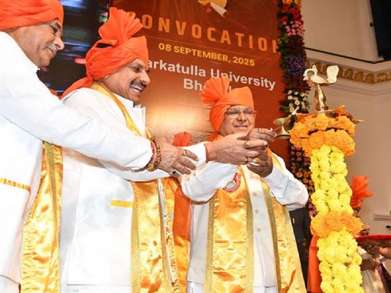 कुशाभाऊ ठाकरे सभागार में हुआ बरकतउल्ला विश्वविद्यालय दीक्षांत समारोह
