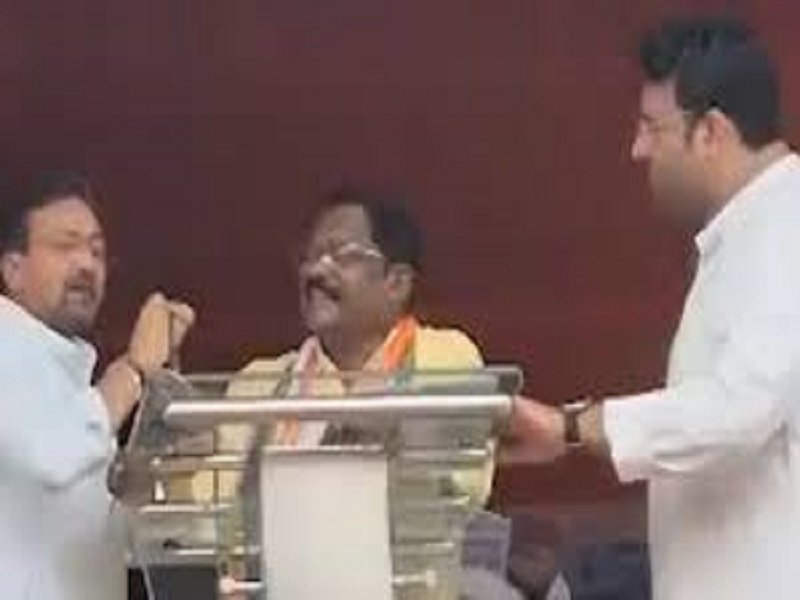 ‘वोट चोर-गद्दी छोड़’, मंच पर ही भिड़े कांग्रेस के दिग्गज नेता…!