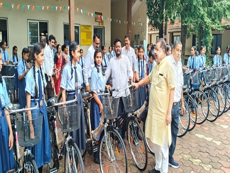MLA सुनील सोनी ने छात्राओं को किया सायकल वितरीत