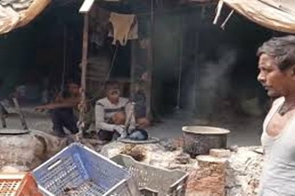 गंदगी में बन रहा है दीपावली का प्रसाद…चप्पल पहनकर गिराई जा रही चाशनी