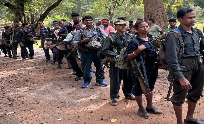 21 माओवादी कैडरों ने किया आत्मसमर्पण…AK-47,SLR सहित 18 हथियार