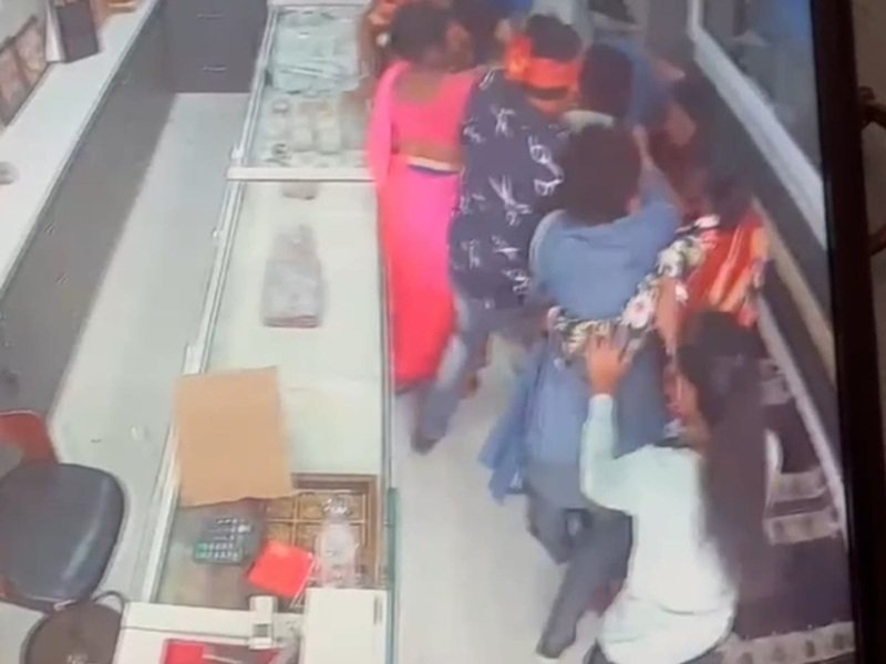 सर्राफा व्यापारी के हाथ-पैर बांधकर 86 किलो चांदी के जेवरात लूटे