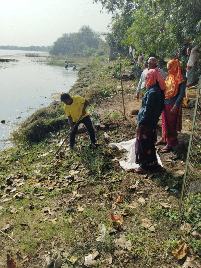 छठ पूजा से पहले तालाबों में शुरू किया गया विशेष सफाई अभियान…!