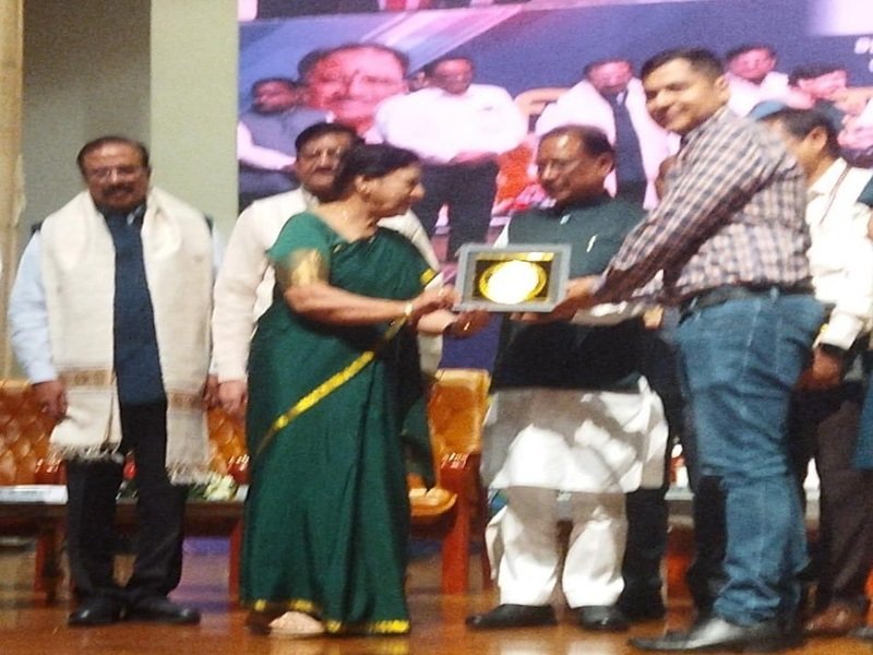 CM विष्णुदेव साय ने मधु अरोरा और अनुज अरोरा को किया सम्मानित