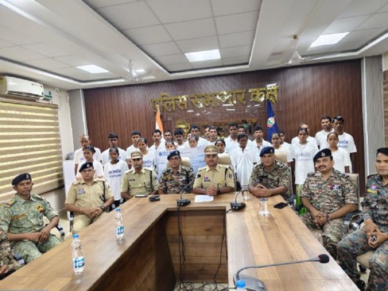 सुकमा में पुलिस की पहल का असर, 27 नक्सलियों ने किया आत्मसमर्पण