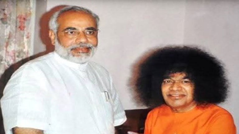 प्रधानमंत्री मोदी ने श्री सत्य साईं बाबा से देश से जुड़े मुद्दों पर बात की